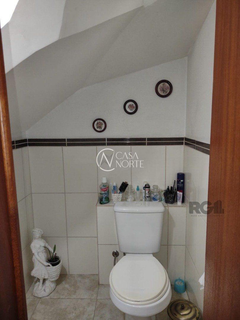 Casa de Condomínio à venda com 4 quartos, 72m², 1 suíte, 2 vagas, Rua Catumbi no bairro Medianeira em Porto Alegre