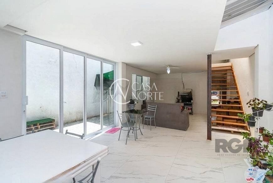 Casa à venda com 3 quartos, 117m², 1 suíte, 3 vagas, Rua Nunes Machado no bairro Azenha em Porto Alegre