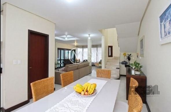 Casa de Condomínio à venda com 3 quartos, 315m², 1 suíte, 3 vagas, Rua Carlos Maximiliano Fayet no bairro Hípica em Porto Alegre