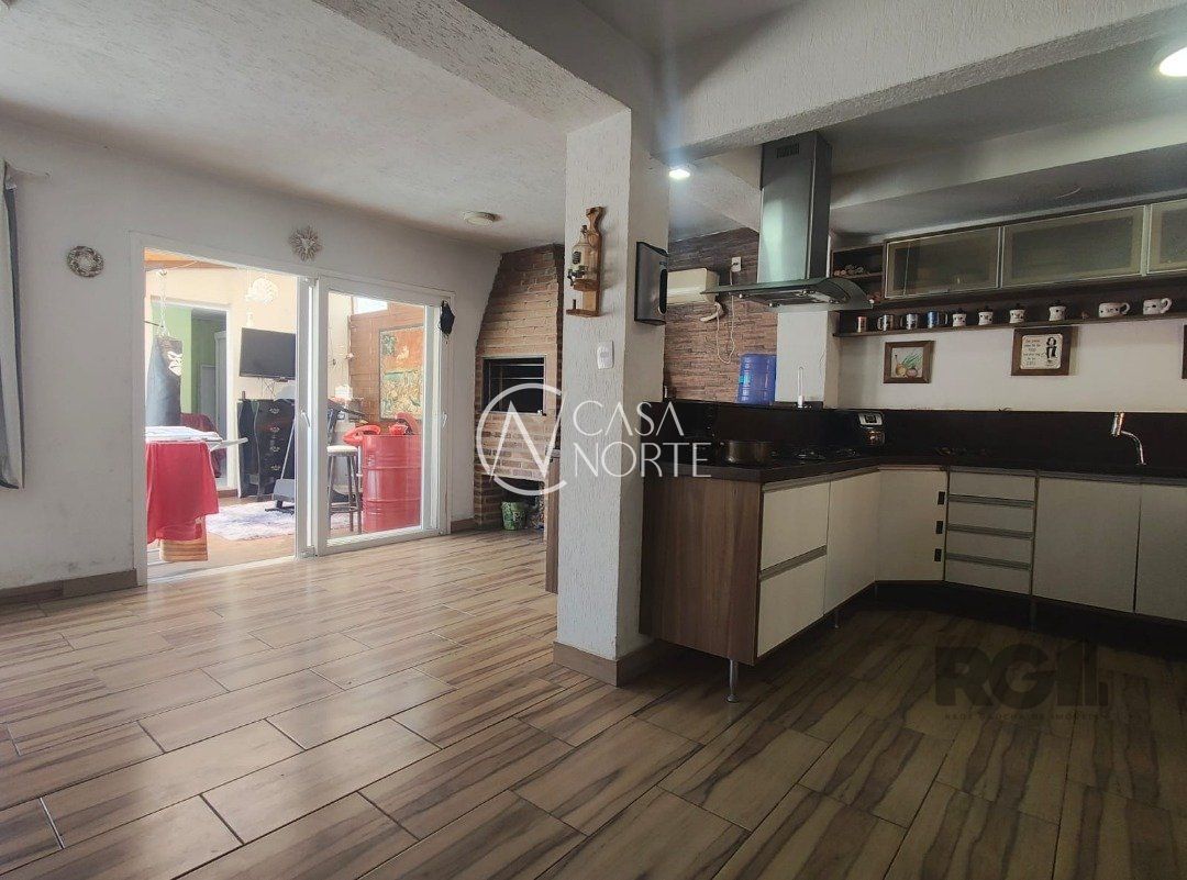 Casa de Condomínio à venda com 3 quartos, 248m², 1 suíte, 2 vagas, Avenida Juca Batista no bairro Cavalhada em Porto Alegre