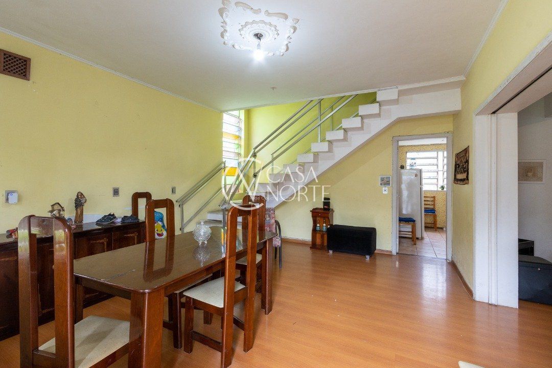 Casa à venda com 4 quartos, 273m², 1 suíte, 3 vagas, Rua Coronel Neves no bairro Medianeira em Porto Alegre