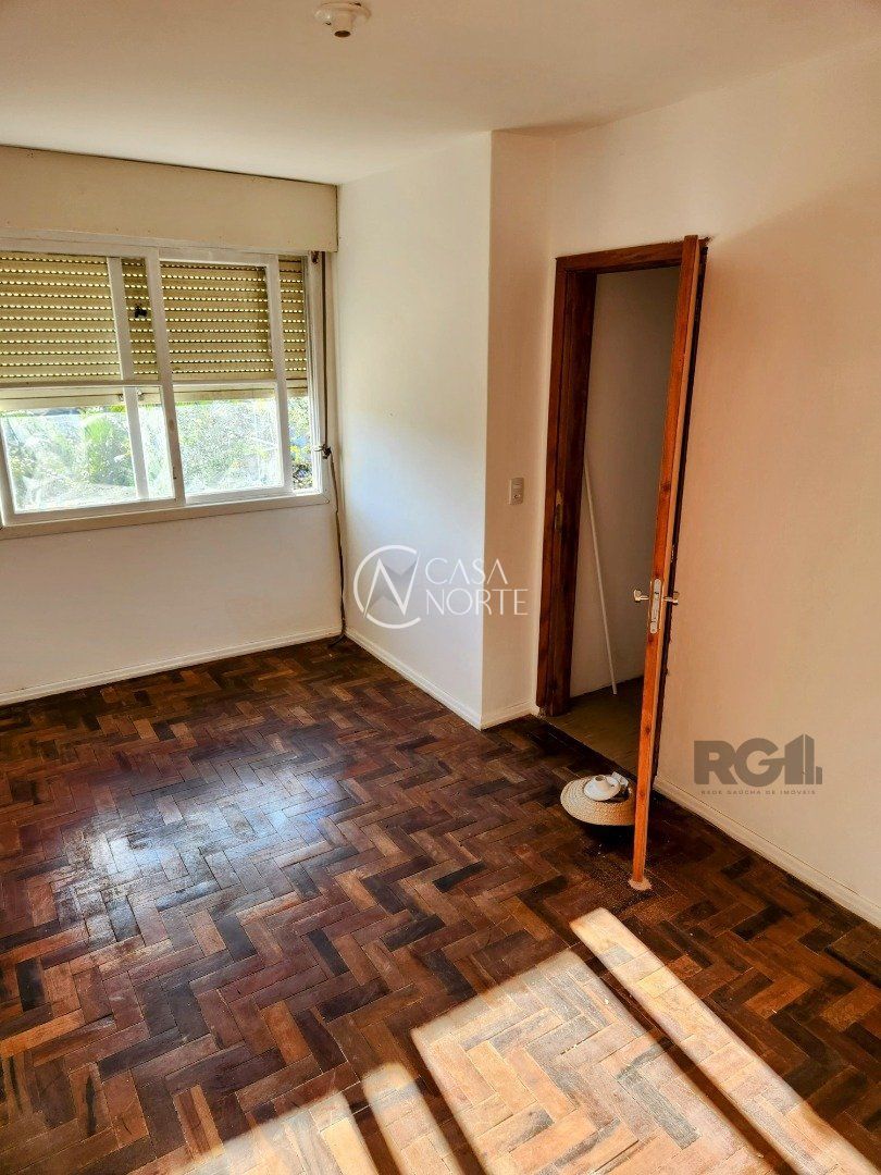 Casa à venda com 4 quartos, 280m², 5 vagas, Rua Oscar Tollens no bairro Santa Tereza em Porto Alegre
