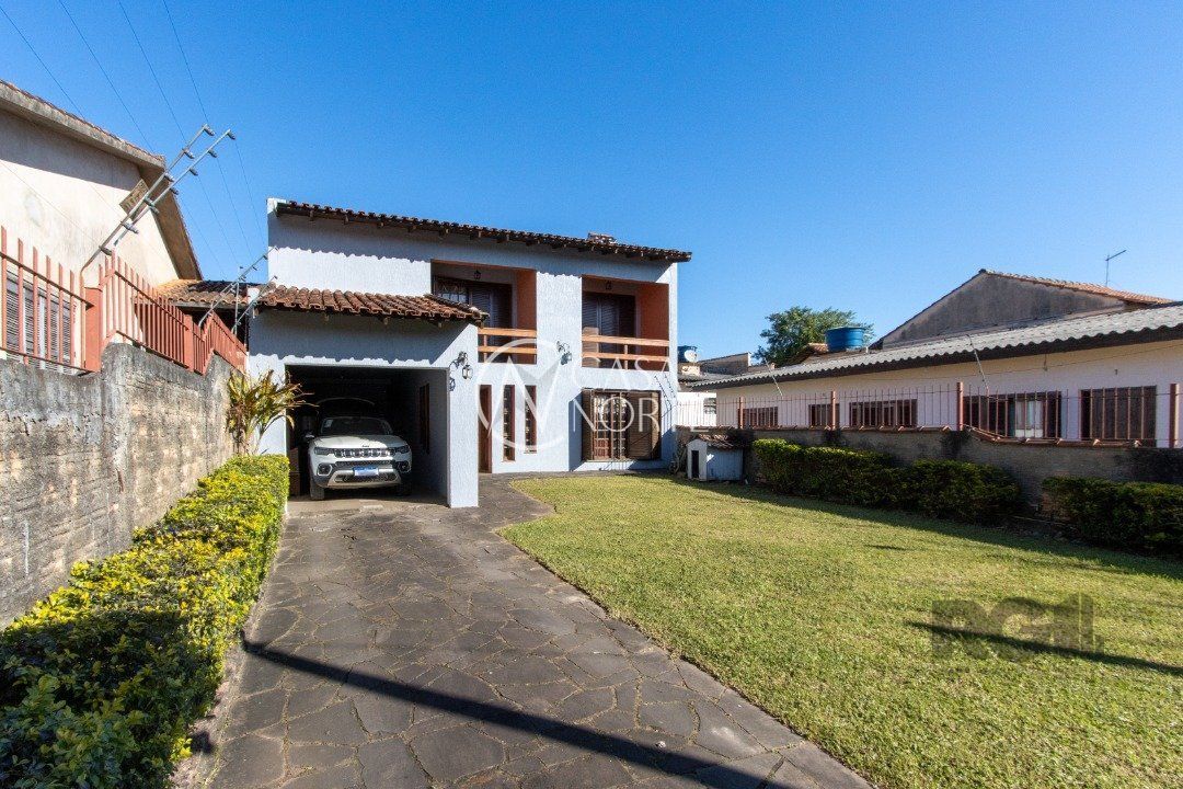 Casa à venda com 3 quartos, 223m², 1 suíte, 4 vagas, Rua Doutor Pereira Neto no bairro Tristeza em Porto Alegre