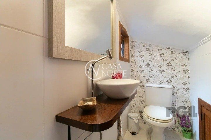 Casa de Condomínio à venda com 3 quartos, 214m², 1 suíte, 2 vagas, Rua Doutor Mário Totta no bairro Tristeza em Porto Alegre