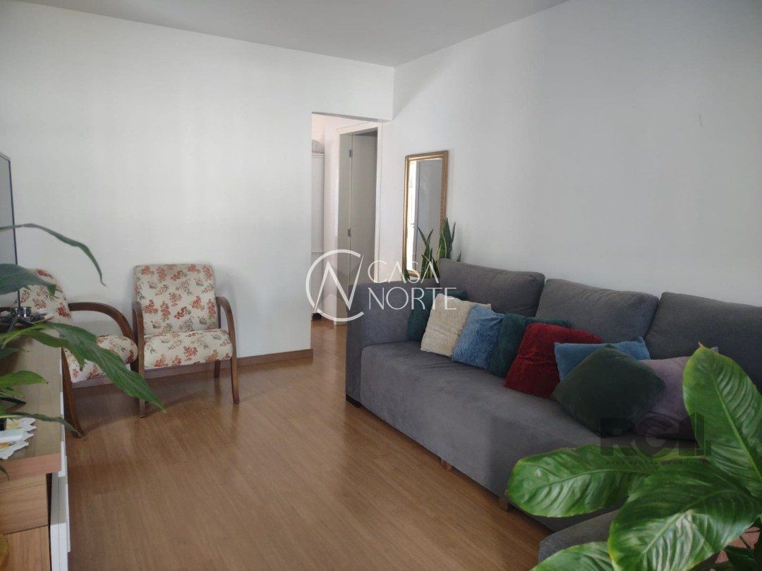 Casa à venda com 4 quartos, 250m², 1 suíte, 4 vagas, Rua Salvio Soares no bairro Nonoai em Porto Alegre