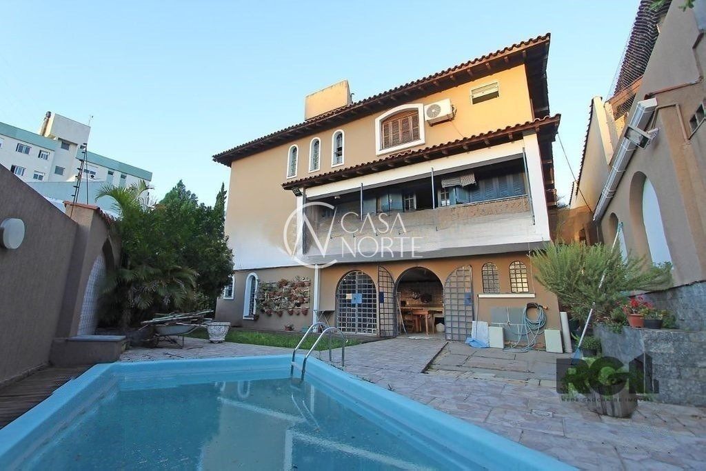 Casa à venda com 4 quartos, 400m², 2 suítes, 3 vagas, Rua Walir Zottis no bairro Jardim Itu em Porto Alegre