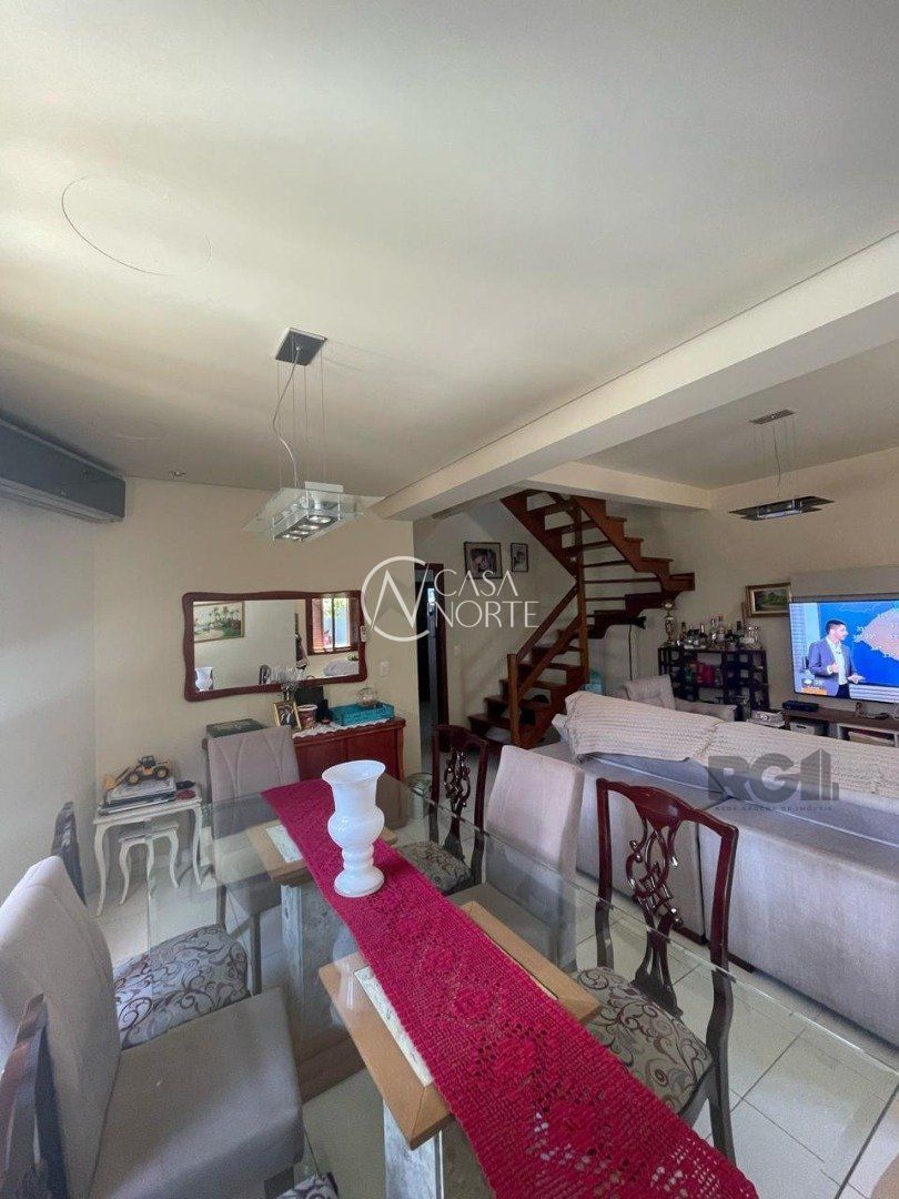 Casa de Condomínio à venda com 3 quartos, 122m², 1 suíte, 2 vagas, Rua Upamaroti no bairro Cristal em Porto Alegre