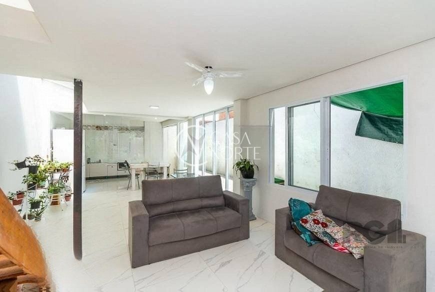 Casa à venda com 3 quartos, 117m², 1 suíte, 3 vagas, Rua Nunes Machado no bairro Azenha em Porto Alegre