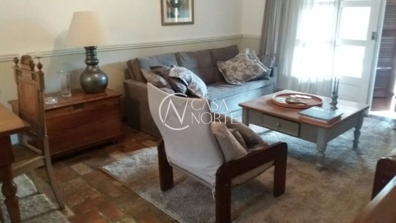 Casa à venda com 3 quartos, 239m², 2 vagas, Rua Fernando Cunha no bairro Cavalhada em Porto Alegre