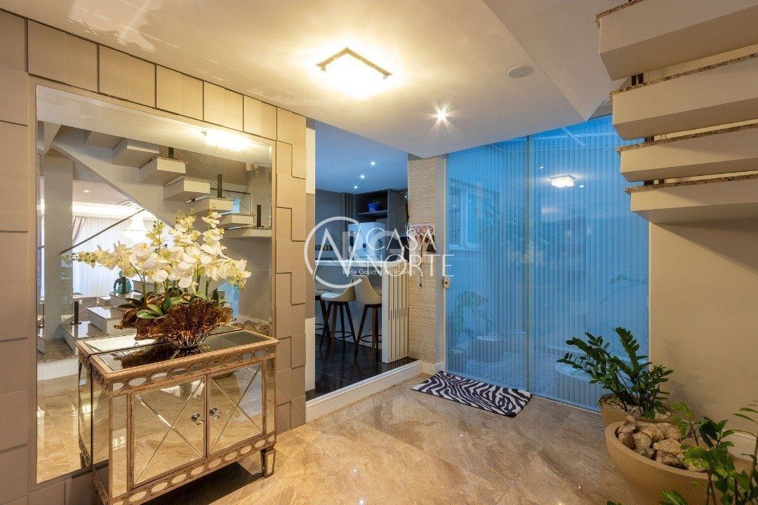 Casa à venda com 3 quartos, 364m², 3 suítes, 3 vagas, Rua Caete no bairro Vila Assunção em Porto Alegre