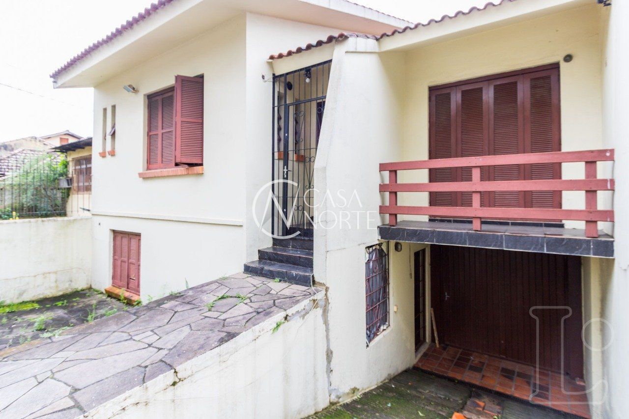 Casa à venda com 4 quartos, 150m², 1 suíte, 5 vagas, Rua Dario Totta no bairro Teresópolis em Porto Alegre