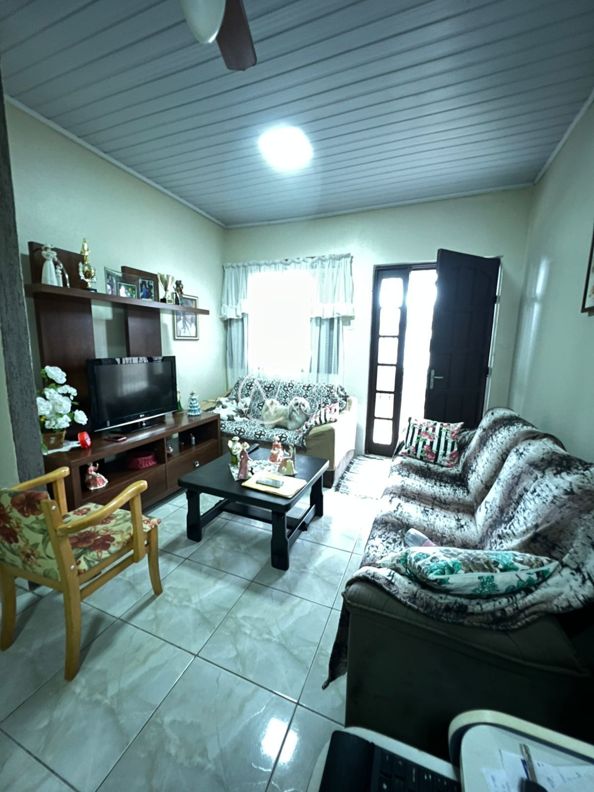 Casa à venda com 3 quartos, 95m², 5 vagas, Rua Criciúma no bairro Guarujá em Porto Alegre