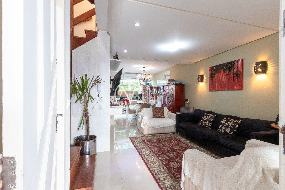 Casa de Condomínio à venda com 3 quartos, 184m², 1 suíte, 2 vagas, Rua Chavantes no bairro Vila Assunção em Porto Alegre