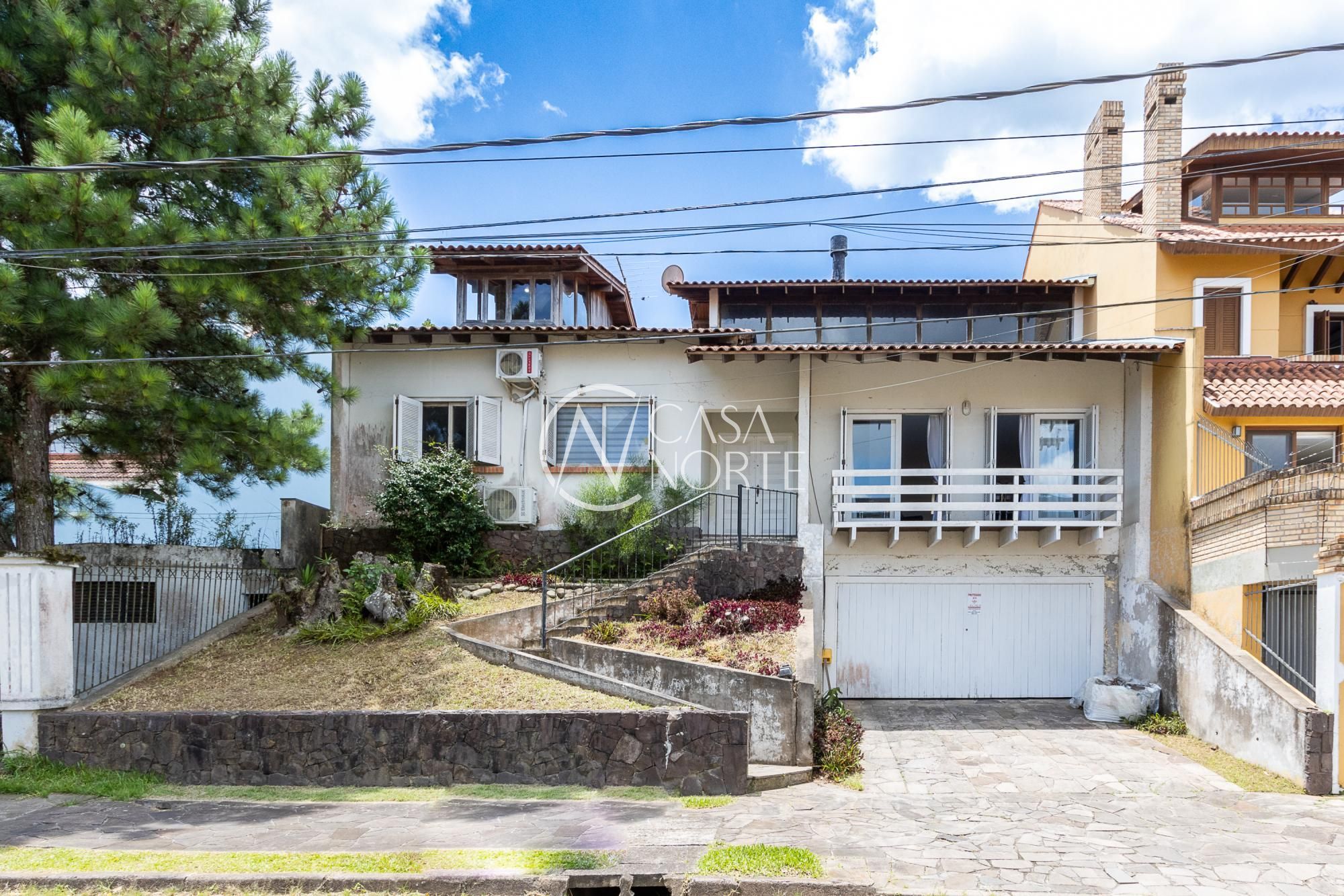 Casa à venda com 4 quartos, 367m², 2 suítes, 4 vagas, Rua Edgar Luiz Schneider no bairro Jardim Isabel em Porto Alegre
