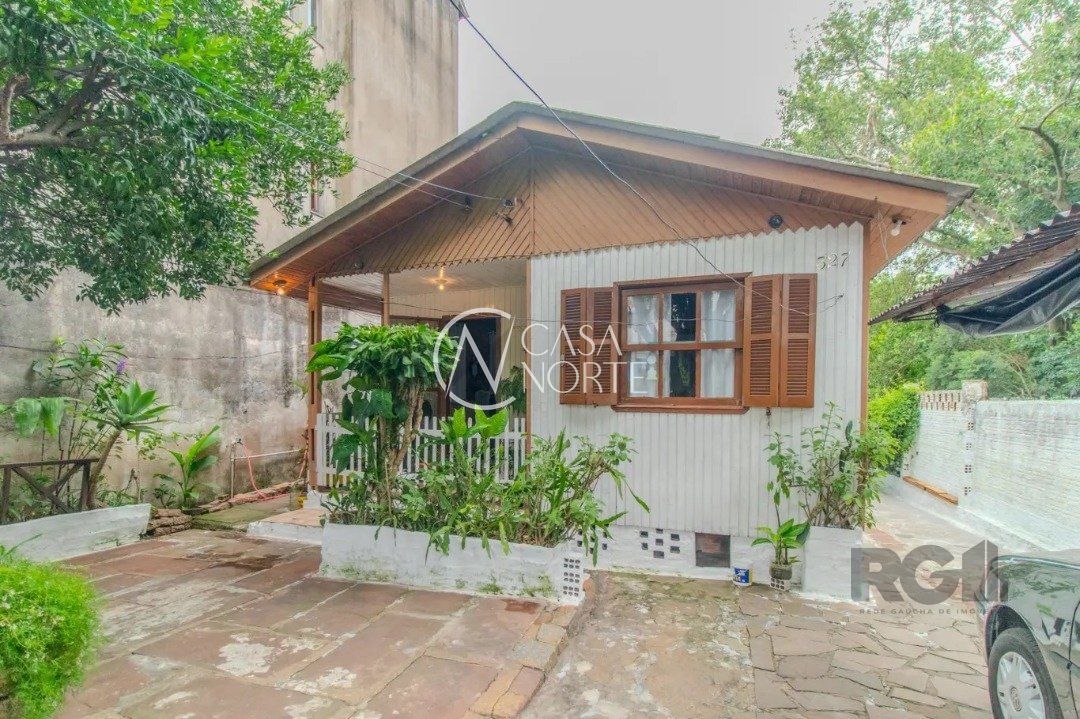 Casa à venda com 5 quartos, 251m², 3 vagas, Avenida Quarai no bairro Nonoai em Porto Alegre