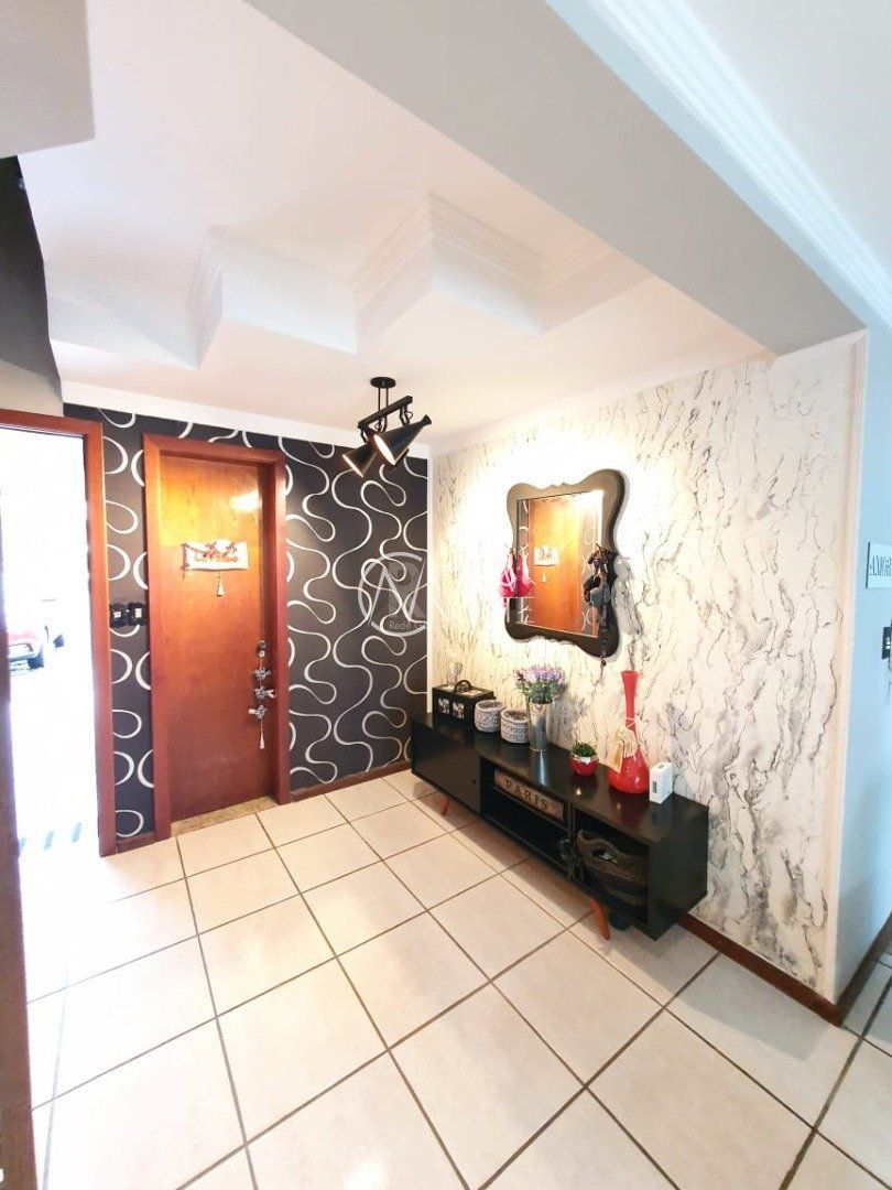 Casa de Condomínio à venda com 3 quartos, 233m², 1 suíte, 4 vagas, Avenida Eduardo Prado no bairro Cavalhada em Porto Alegre