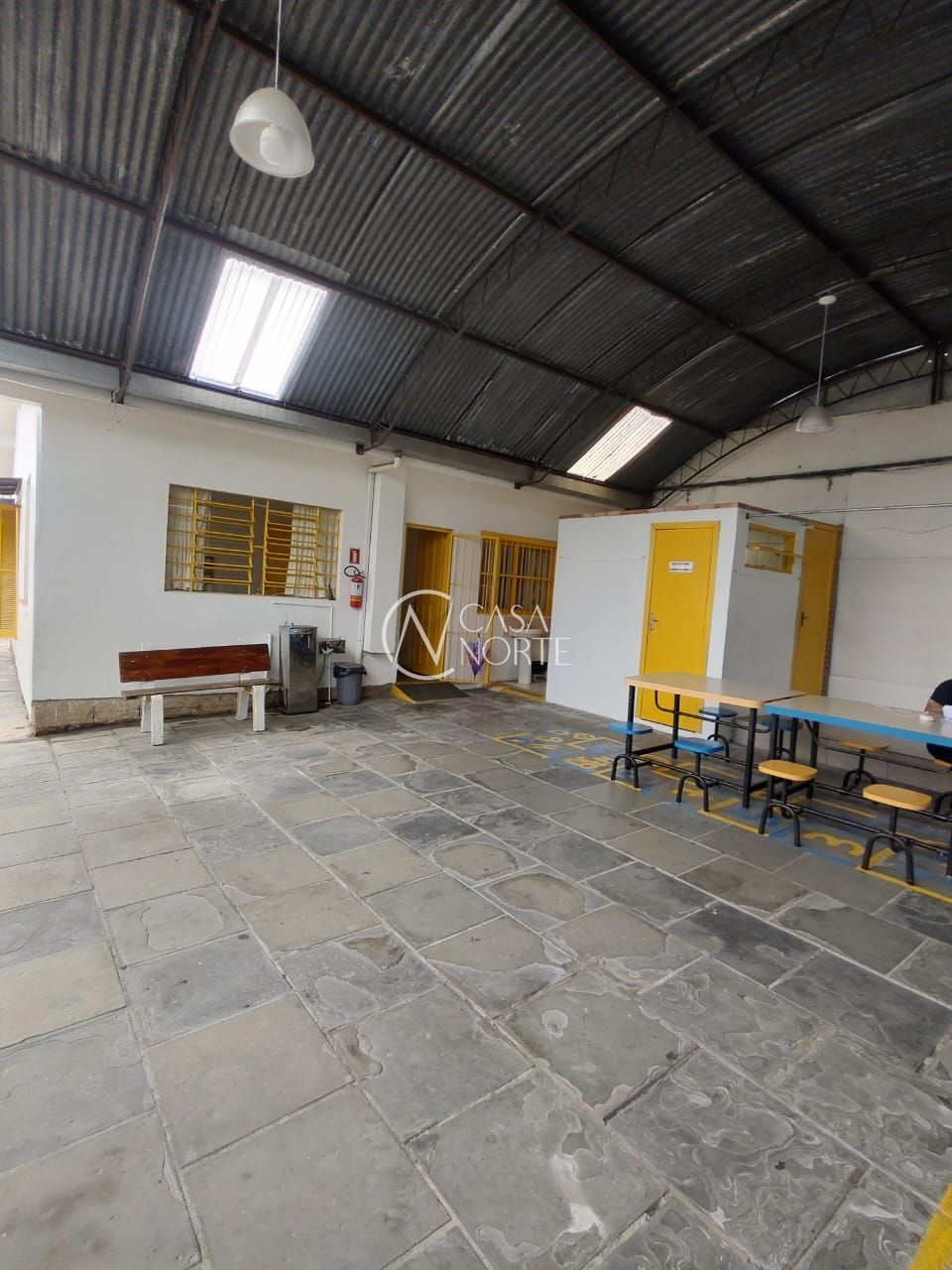 Prédio Comercial à venda com 4 quartos, 332m², Rua Atílio Supertti no bairro Vila Nova em Porto Alegre