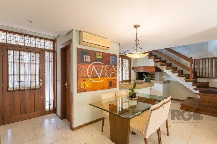 Casa de Condomínio à venda com 3 quartos, 219m², 1 suíte, 2 vagas, Rua Vicente Failace no bairro Tristeza em Porto Alegre