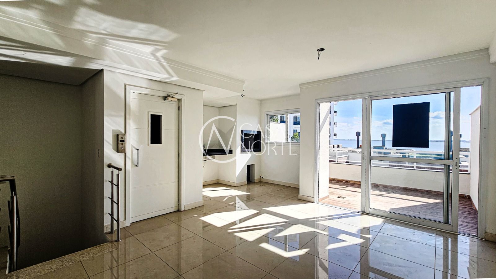 Casa à venda com 4 quartos, 250m², 3 suítes, 3 vagas, Avenida Padre Cacique no bairro Praia de Belas em Porto Alegre
