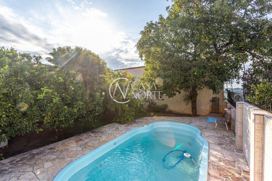 Casa à venda com 3 quartos, 246m², 1 suíte, 5 vagas, Rua Floriano Maya Davila no bairro Teresópolis em Porto Alegre