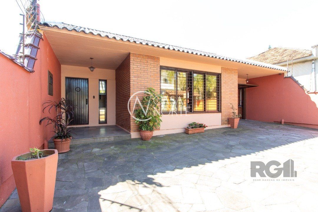 Casa à venda com 4 quartos, 389m², 1 suíte, 3 vagas, Rua Doutor Mário Totta no bairro Tristeza em Porto Alegre