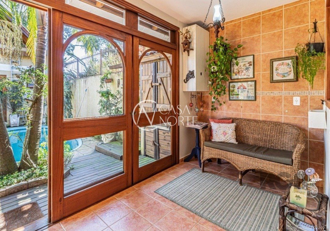 Casa à venda com 6 quartos, 248m², 1 suíte, 4 vagas, Rua Ladislau Neto no bairro Ipanema em Porto Alegre