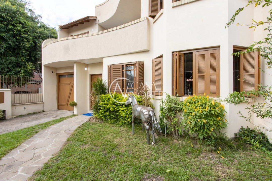 Casa à venda com 4 quartos, 257m², 1 suíte, 5 vagas, Avenida Guaíba no bairro Ipanema em Porto Alegre