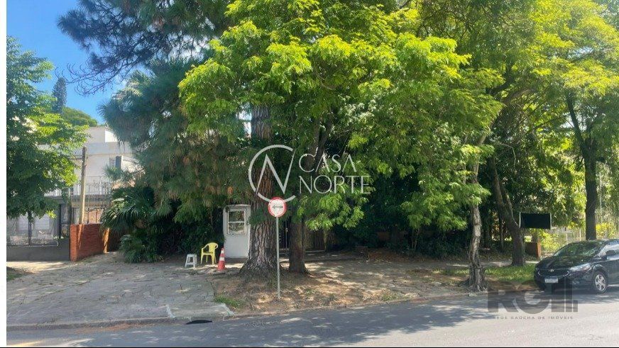 Terreno à venda  com 460m², Avenida Teixeira Mendes no bairro Chácara das Pedras em Porto Alegre
