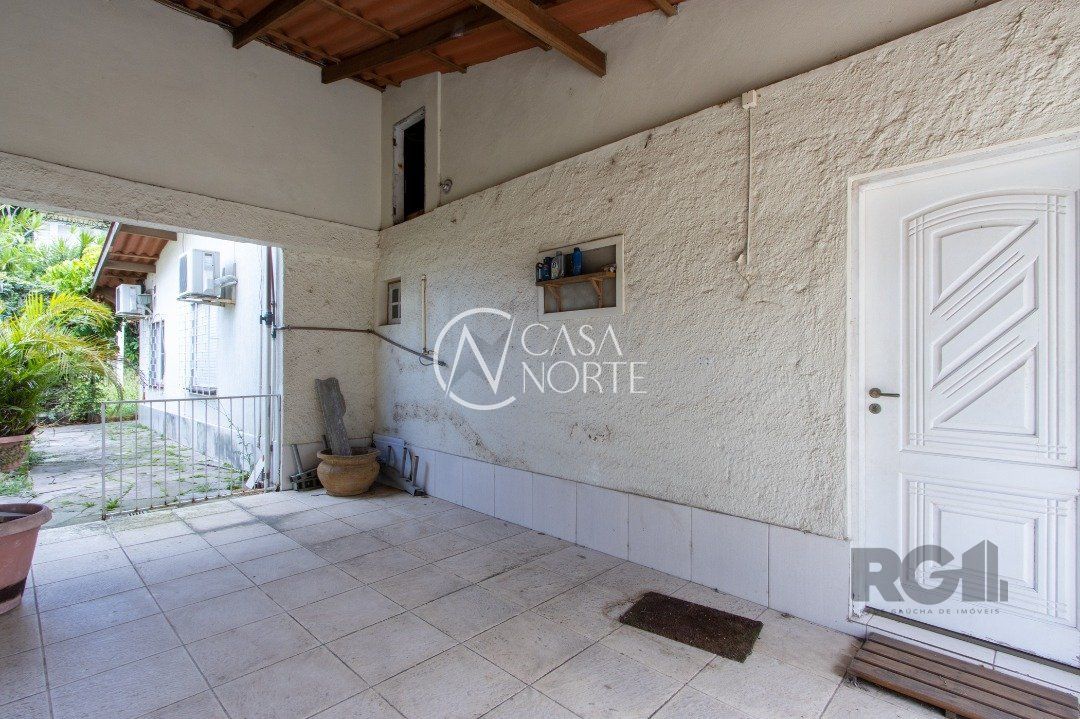 Casa à venda com 5 quartos, 239m², 1 suíte, 2 vagas, Rua Alvaro Pedro da Rosa no bairro Aberta dos Morros em Porto Alegre
