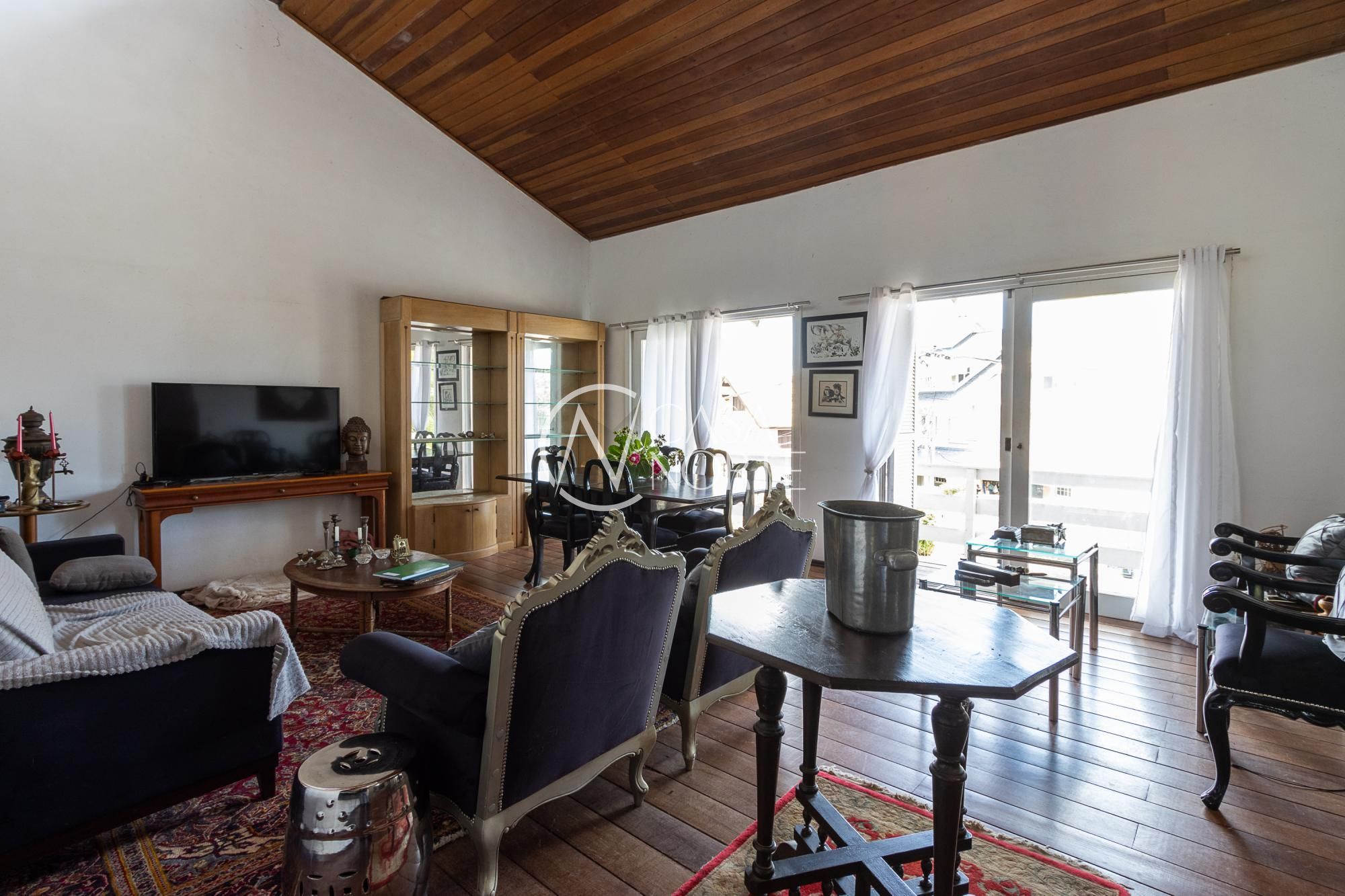 Casa à venda com 4 quartos, 367m², 2 suítes, 4 vagas, Rua Edgar Luiz Schneider no bairro Jardim Isabel em Porto Alegre