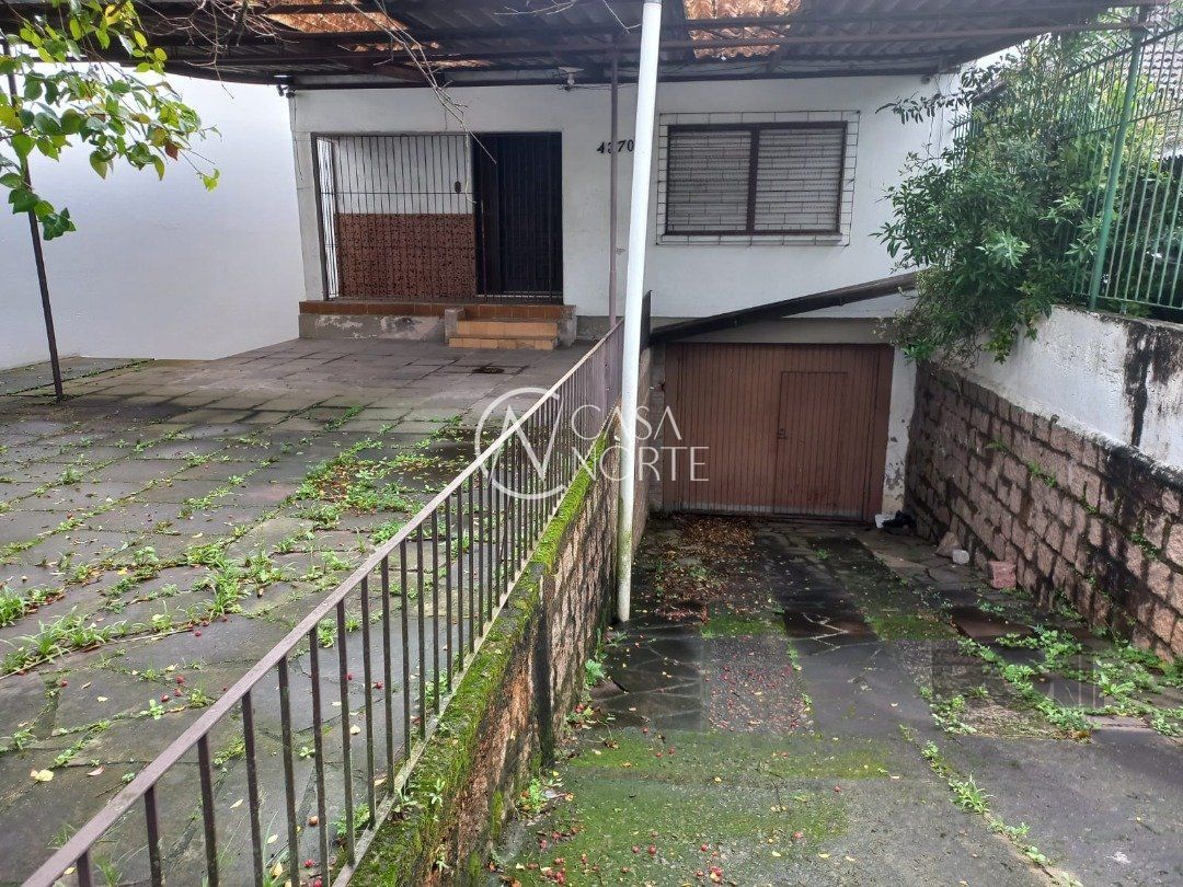 Casa à venda com 3 quartos, 150m², 4 vagas, Avenida da Cavalhada no bairro Cavalhada em Porto Alegre