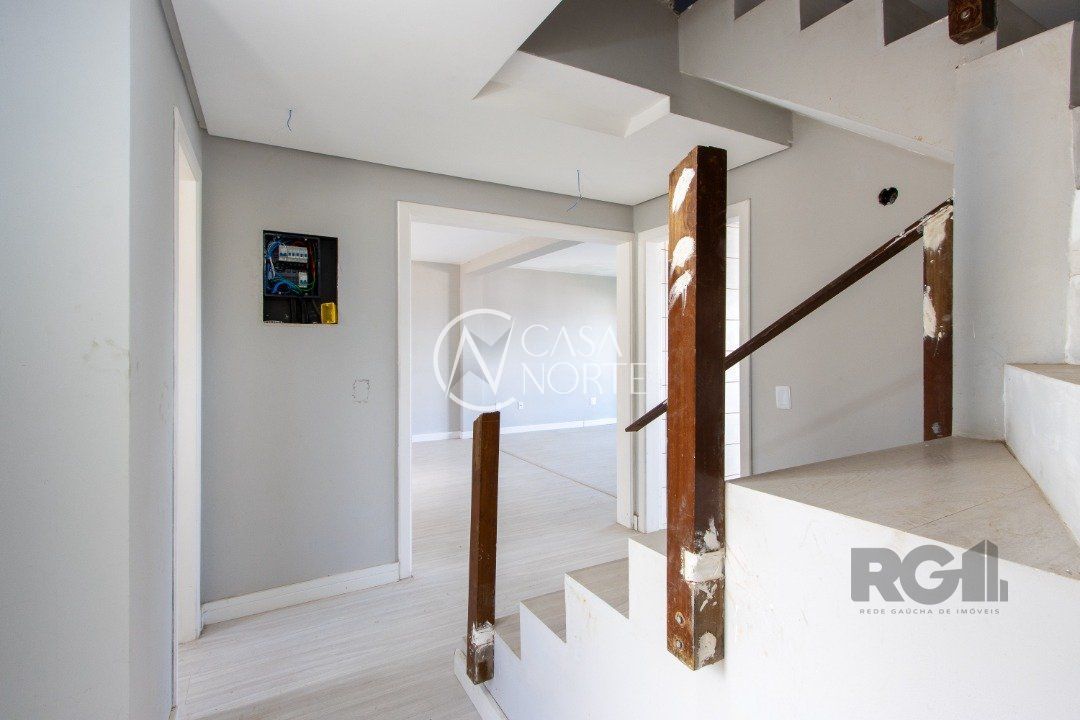 Casa à venda com 4 quartos, 440m², 1 suíte, 3 vagas, Rua Josué Guimarães no bairro Espírito Santo em Porto Alegre