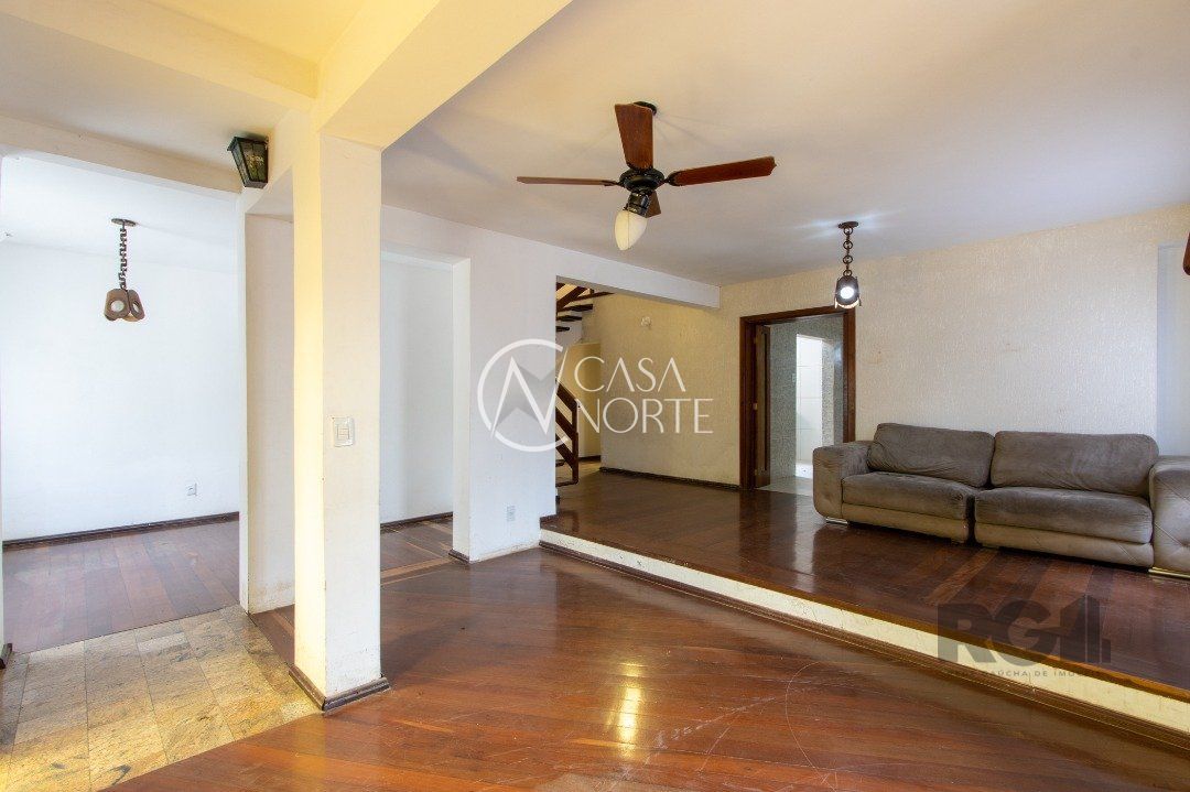 Casa à venda com 3 quartos, 205m², 2 suítes, 3 vagas, Estrada Aracaju no bairro Vila Nova em Porto Alegre