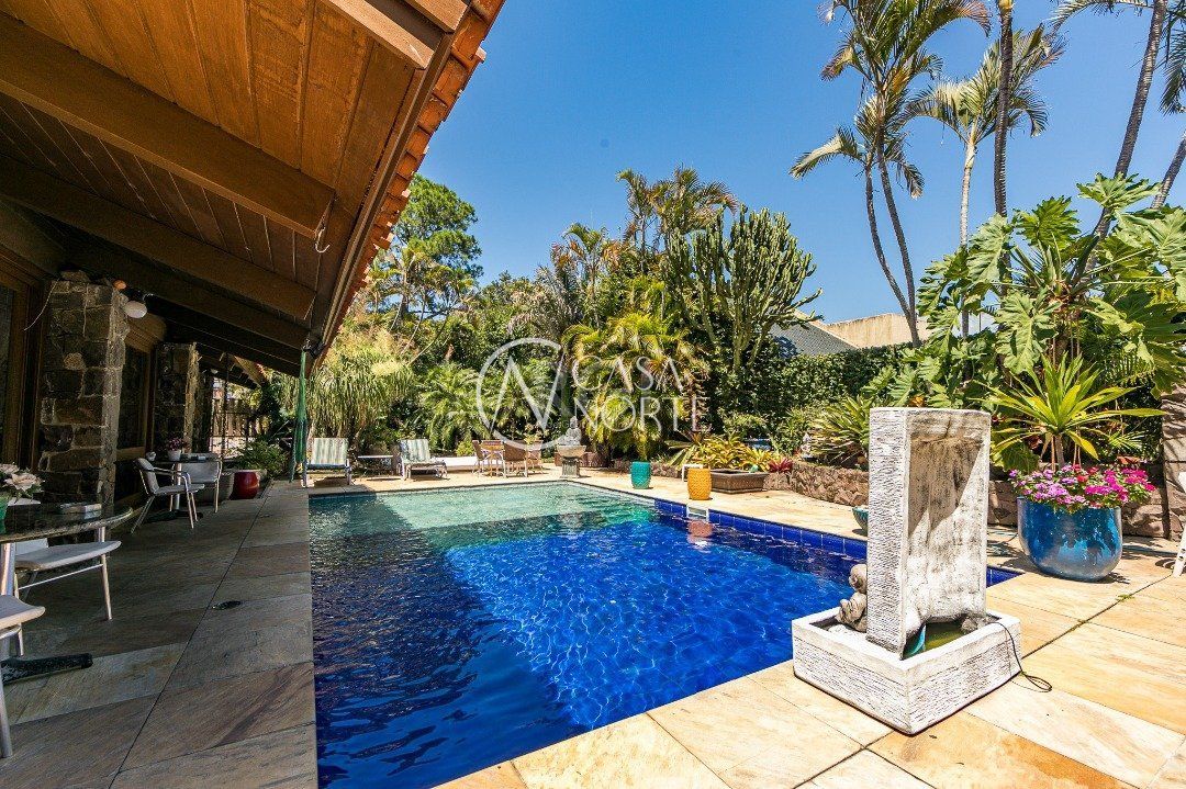 Casa à venda com 5 quartos, 370m², 2 suítes, 5 vagas, Rua Potiguara no bairro Vila Assunção em Porto Alegre