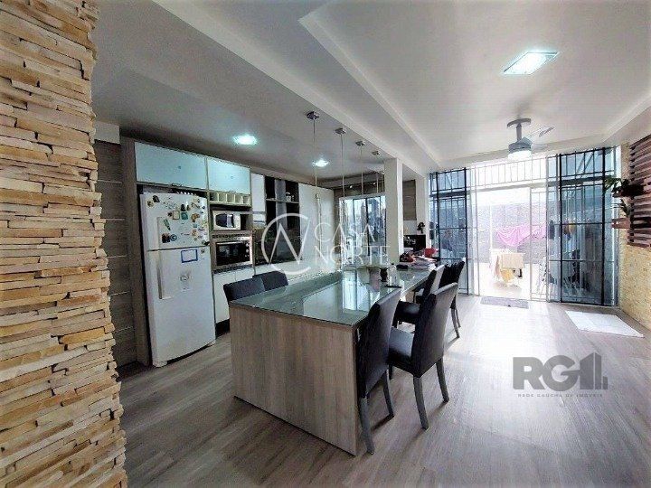 Casa à venda com 3 quartos, 234m², 1 suíte, 3 vagas, Rua Folha da Tarde no bairro Cristal em Porto Alegre