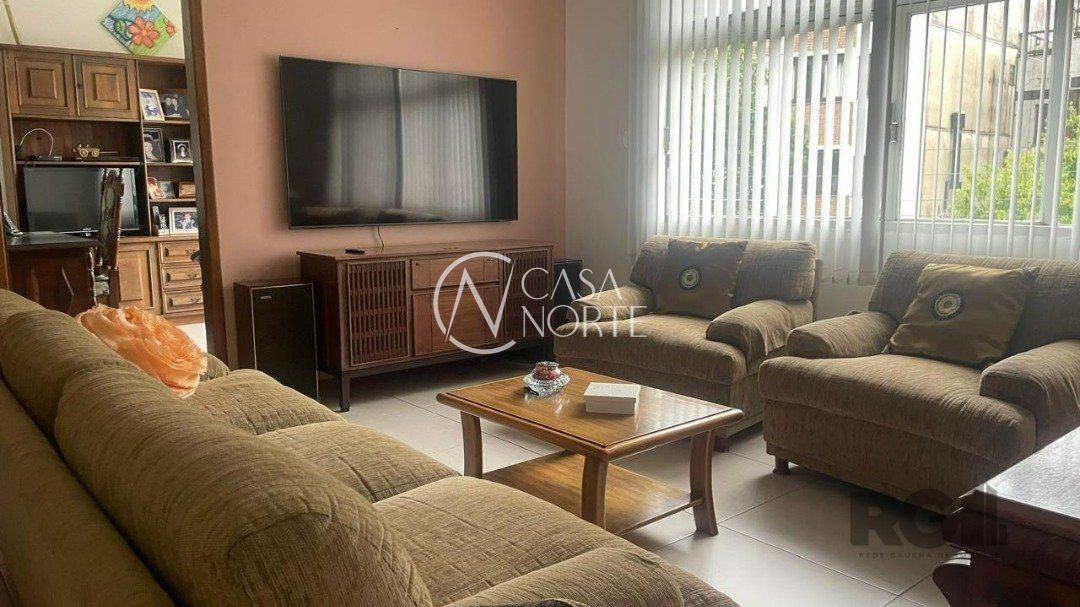 Casa à venda com 4 quartos, 272m², 1 suíte, 3 vagas, Rua Eurico Lara no bairro Medianeira em Porto Alegre