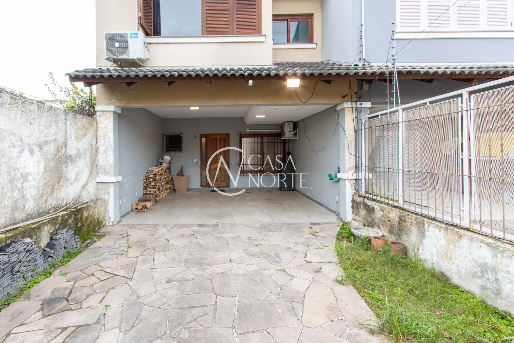 Casa à venda com 3 quartos, 209m², 1 suíte, 2 vagas, Rua Engenheiro Coelho Parreira no bairro Ipanema em Porto Alegre