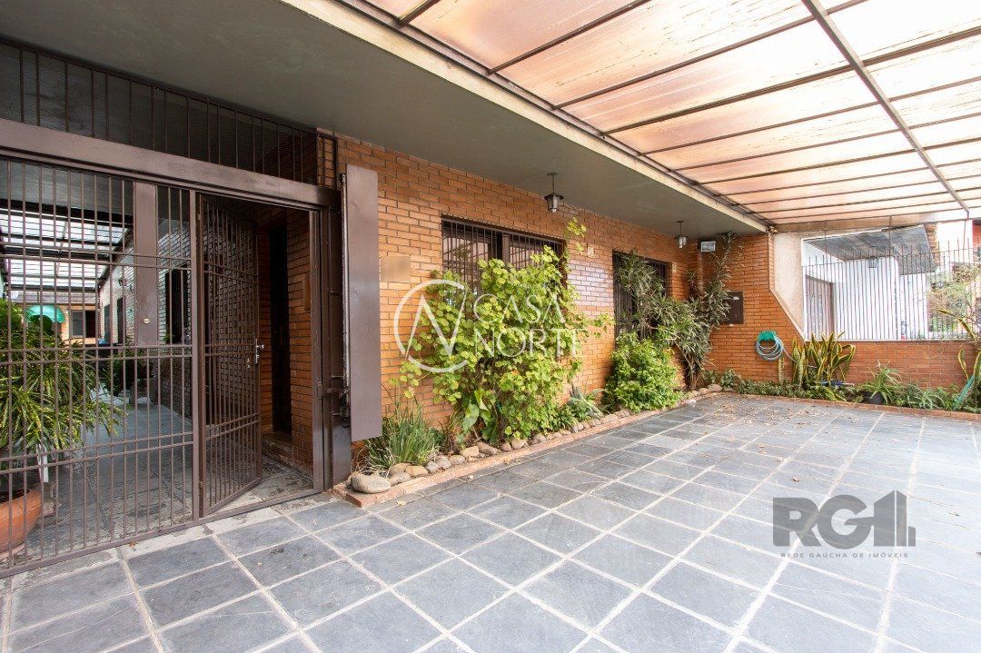 Casa à venda com 4 quartos, 500m², 1 suíte, 4 vagas, Travessa Kuluene no bairro Coronel Aparício Borges em Porto Alegre