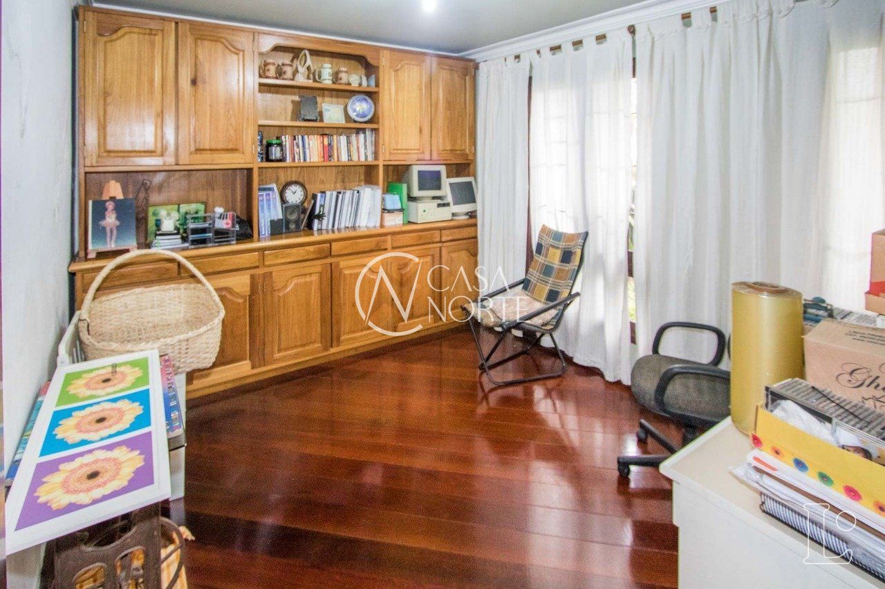 Casa à venda com 4 quartos, 485m², 1 suíte, 3 vagas, Rua Upamaroti no bairro Cristal em Porto Alegre