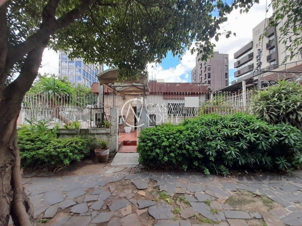 Casa à venda com 2 quartos, 120m², 2 vagas, Rua Bernardo Pires no bairro Santana em Porto Alegre