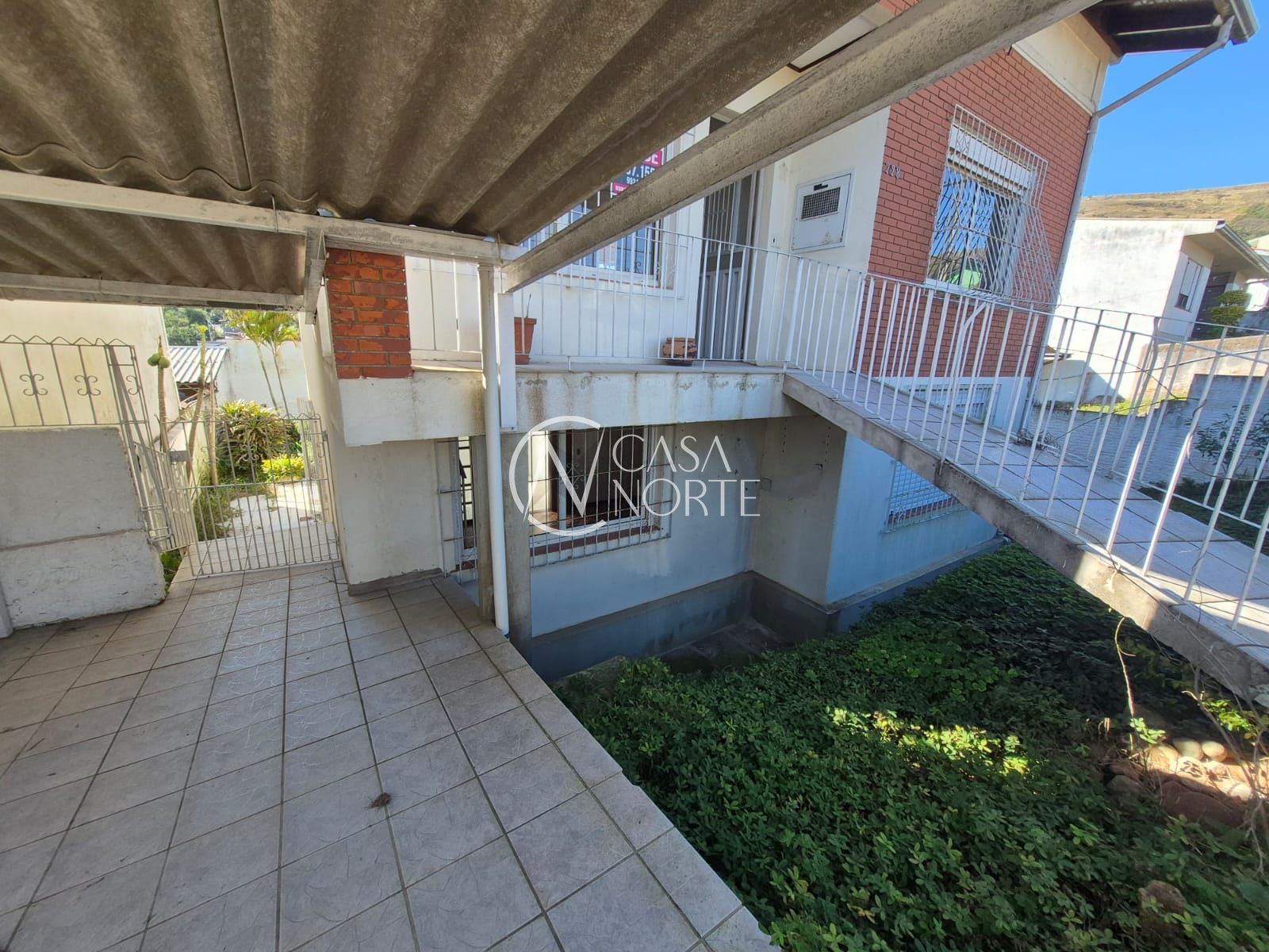 Casa à venda com 4 quartos, 280m², 1 suíte, 2 vagas, Rua dos Apóstolos no bairro Nonoai em Porto Alegre