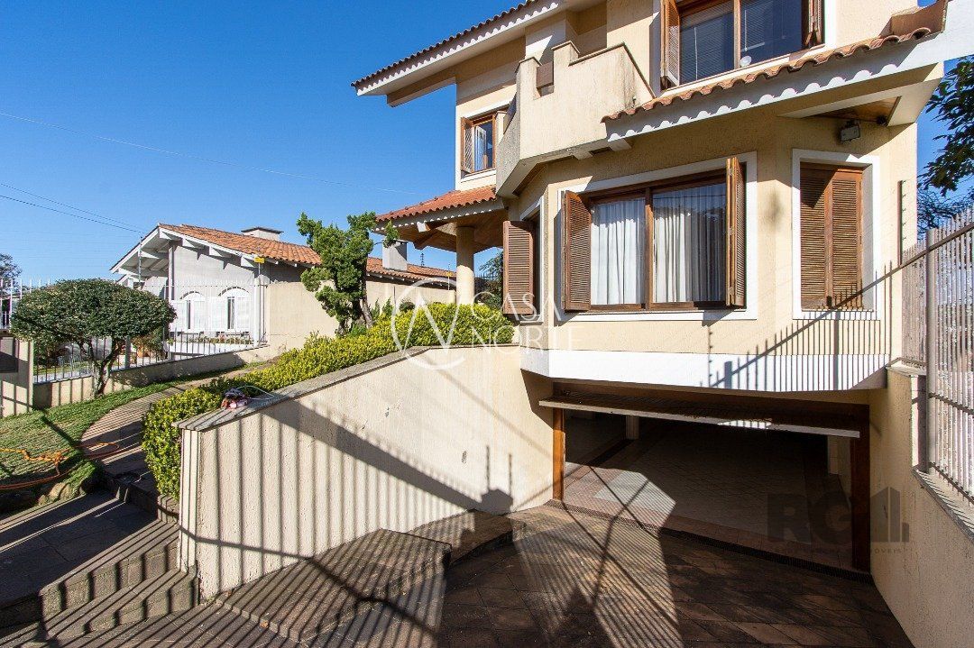 Casa à venda com 4 quartos, 450m², 4 suítes, 5 vagas, Rua Chiriguano no bairro Vila Assunção em Porto Alegre