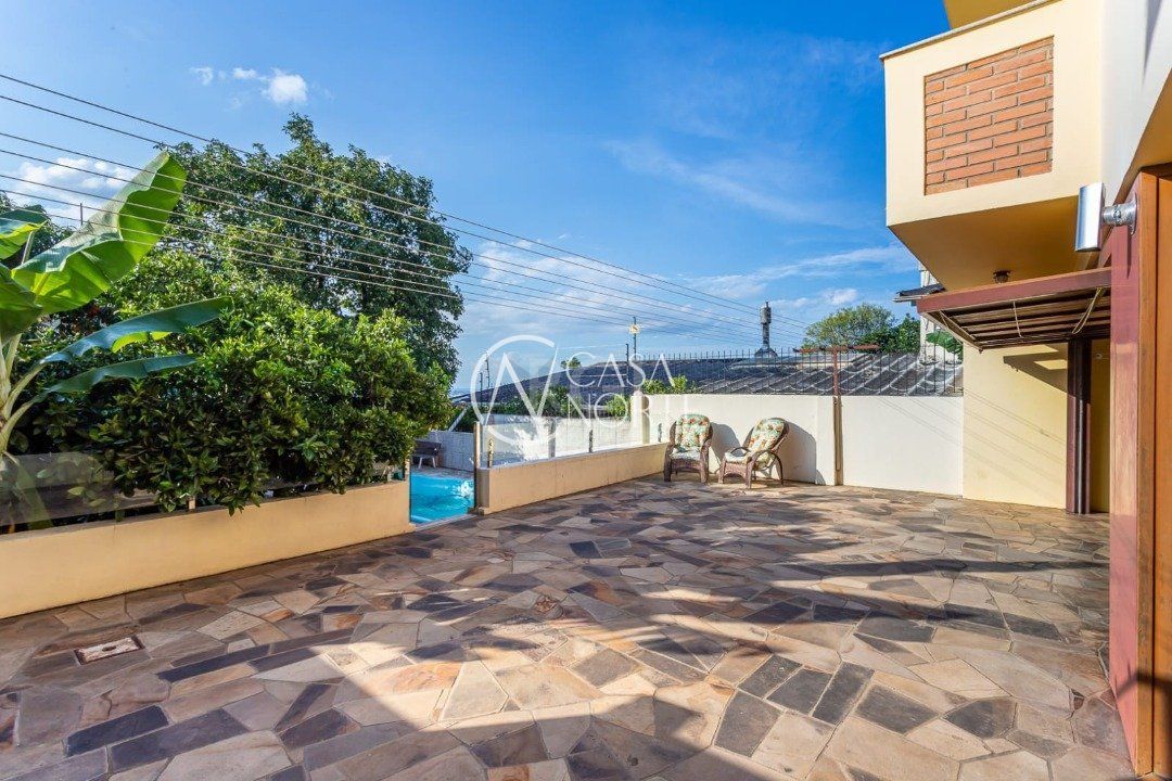 Casa à venda com 3 quartos, 246m², 1 suíte, 5 vagas, Rua Floriano Maya Davila no bairro Teresópolis em Porto Alegre