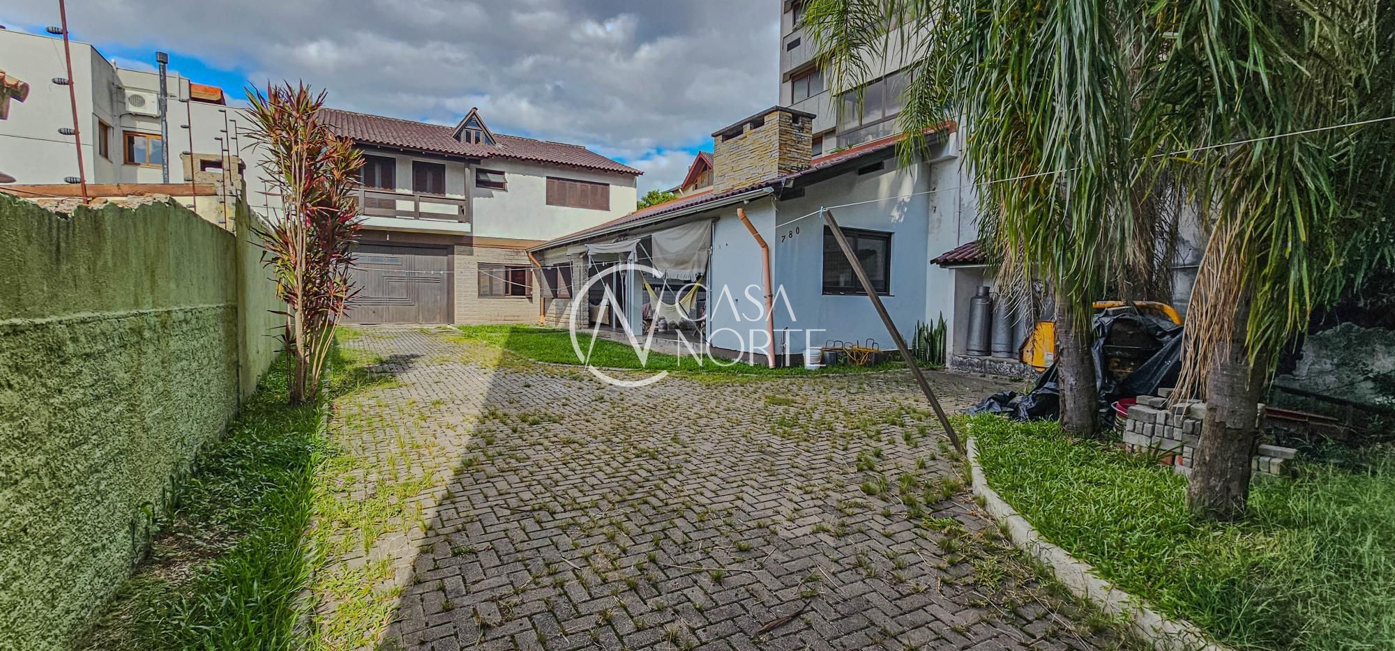 Casa à venda com 5 quartos, 980m², 2 suítes, 5 vagas, Rua Corrêa Lima no bairro Santa Tereza em Porto Alegre