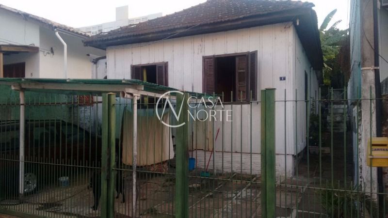 Casa à venda com 4 quartos, 180m², Rua Camaqua no bairro Camaquã em Porto Alegre