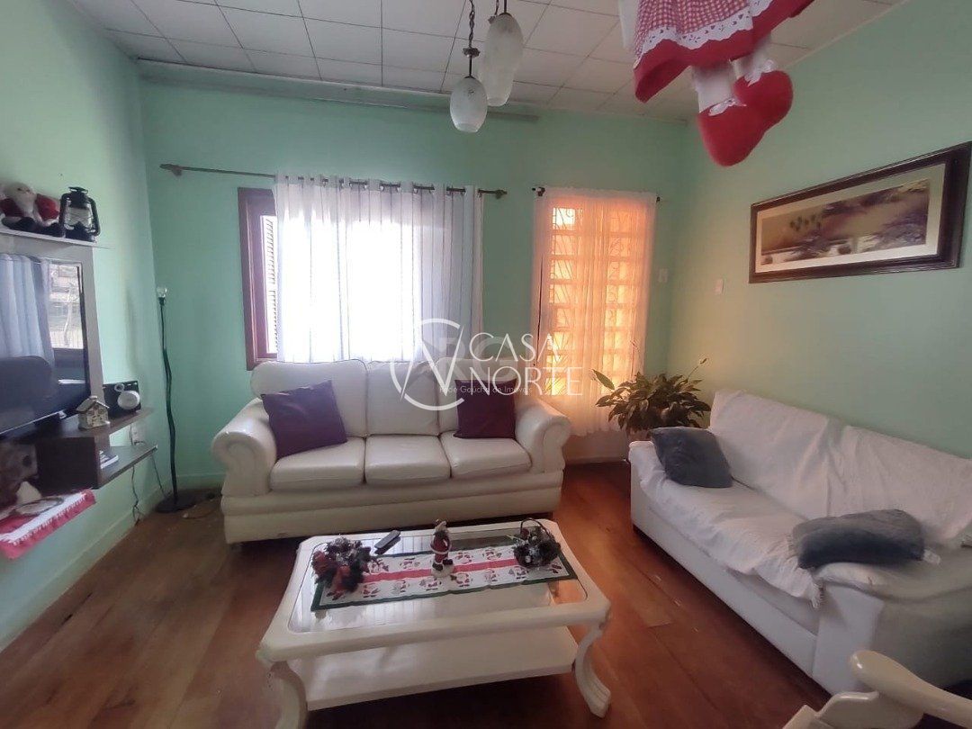 Casa à venda com 3 quartos, 265m², 4 vagas, Rua Mura no bairro Guarujá em Porto Alegre