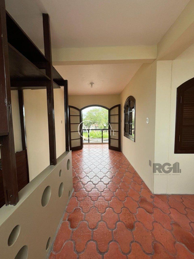 Casa à venda com 3 quartos, 150m², 1 suíte, 2 vagas, Rua Álvaro Difini no bairro Restinga em Porto Alegre