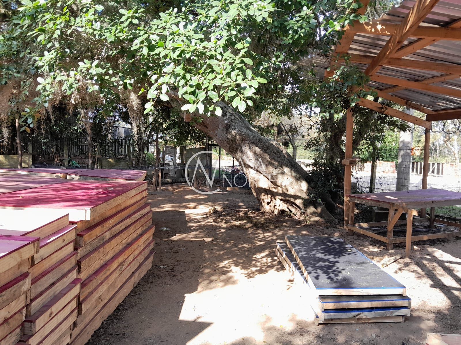 Terreno à venda  com 690m², Beco do Pontal no bairro Lami em Porto Alegre