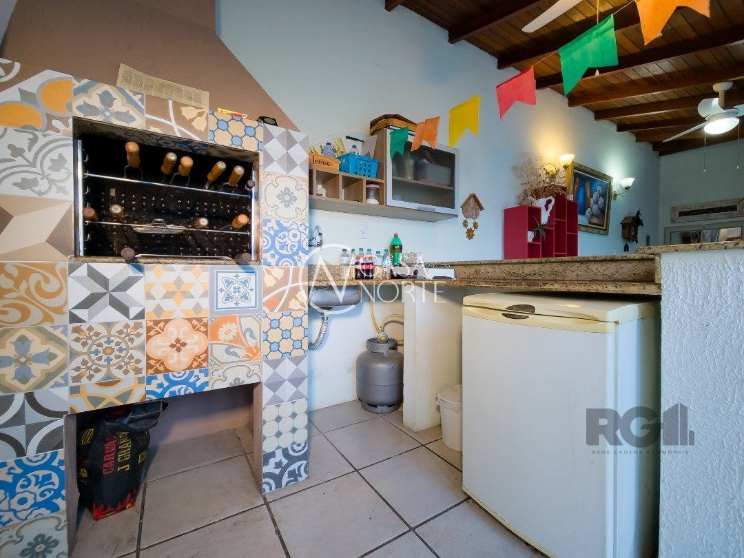 Casa de Condomínio à venda com 3 quartos, 233m², 1 suíte, 2 vagas, Avenida Eduardo Prado no bairro Cavalhada em Porto Alegre