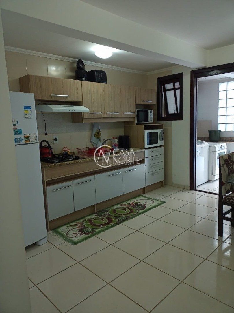 Casa à venda com 2 quartos, 131m², 2 suítes, Rua Heitor Kramer no bairro Guarujá em Porto Alegre